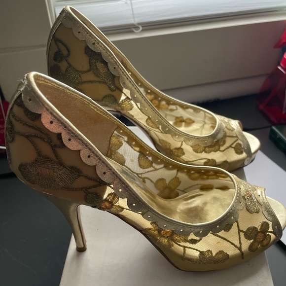 B2 Gold Embroidered Heels - Picture 3 of 8